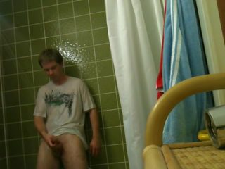 Freshman amatur beating off dalam mandi