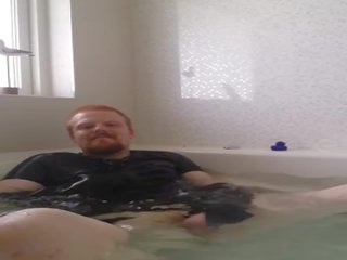 Rubbercub wanking ใน อ่างอาบน้ำ
