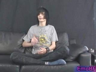 Adolescente homosexual emo follando un linterna de carne vídeo