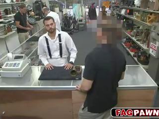 Tip goditjet një manhood prapa counter në një dyqan