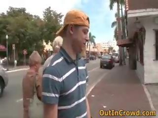 Njeri homoseksual homo sucks në the rrugë dhe qirje në the publike crap houses 2 nga outincrowd