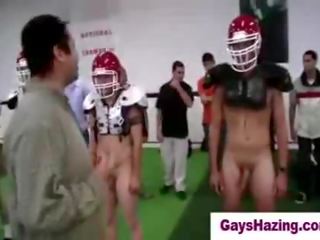 Hetro juveniles hecho a jugar desnuda football por homos