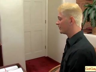 Blond skolpojke sugande hans basar för betala höja